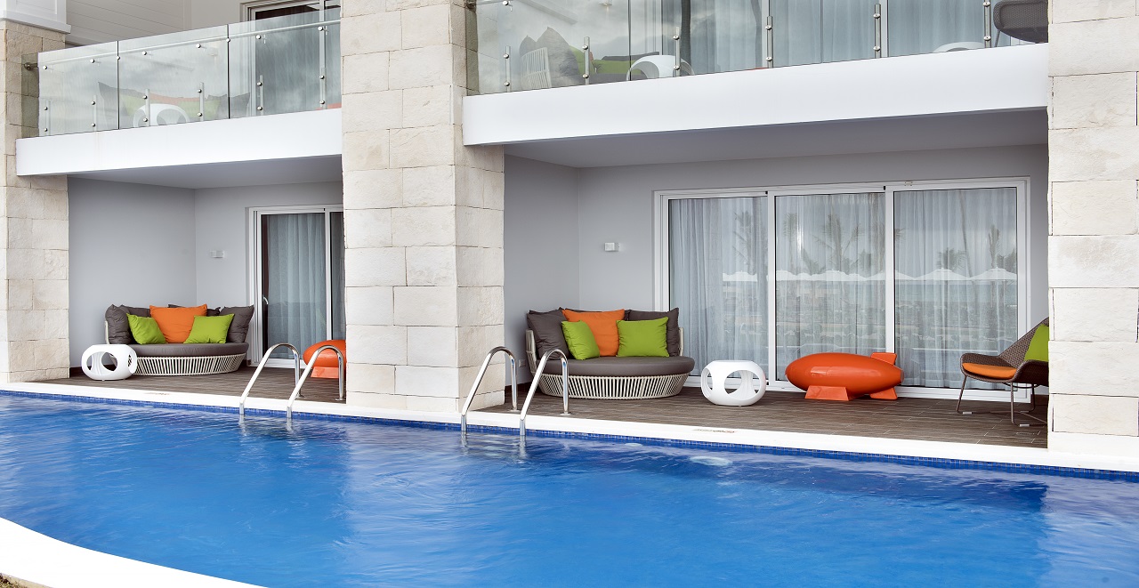 Swim-Up Flat Suite Pool