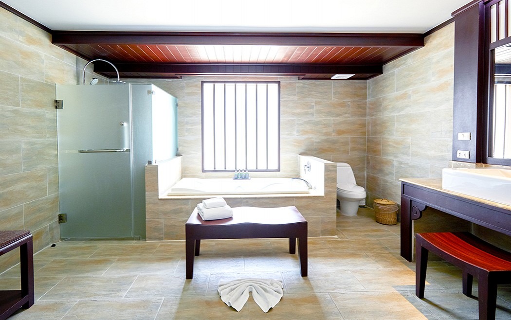 Deluxe Room Bathroom