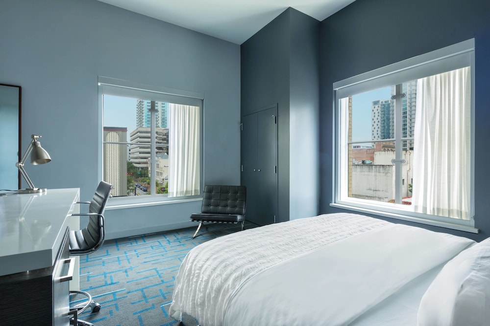 King Deluxe Corner Guest Room