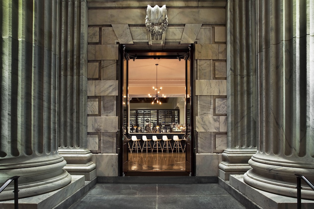 Bizou Brasserie - Entrance