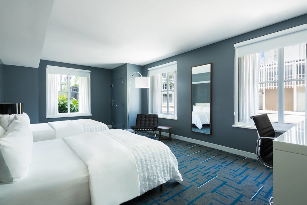 Queen Classic Corner Guest Room