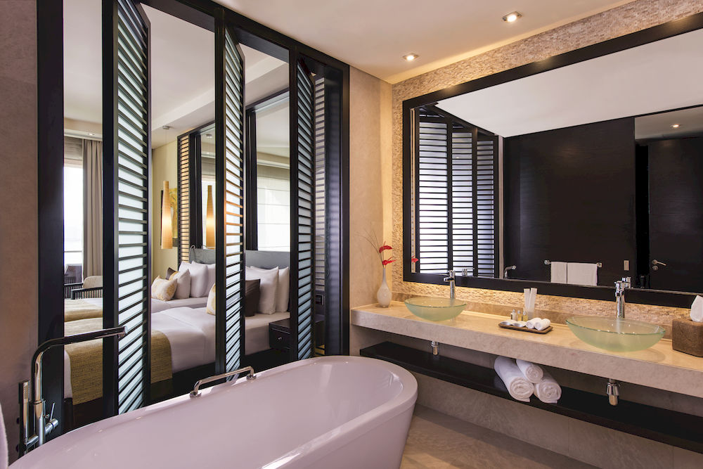 Deluxe Room Bathroom