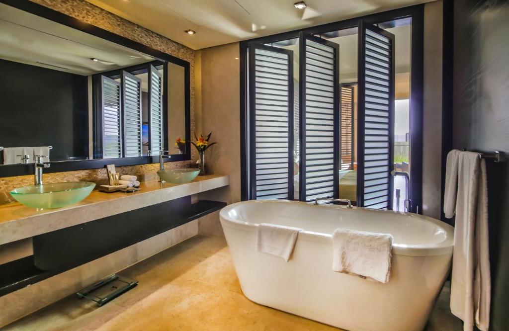 bathroom in premium sea view room