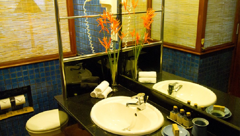 Deluxe Room Bathroom