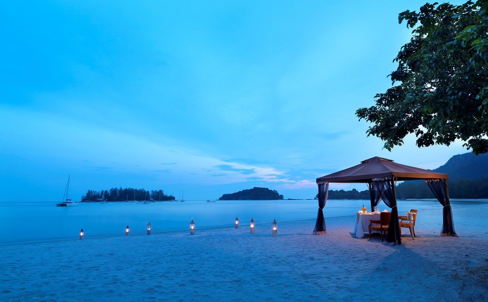 Romantic Dinner by the Beach