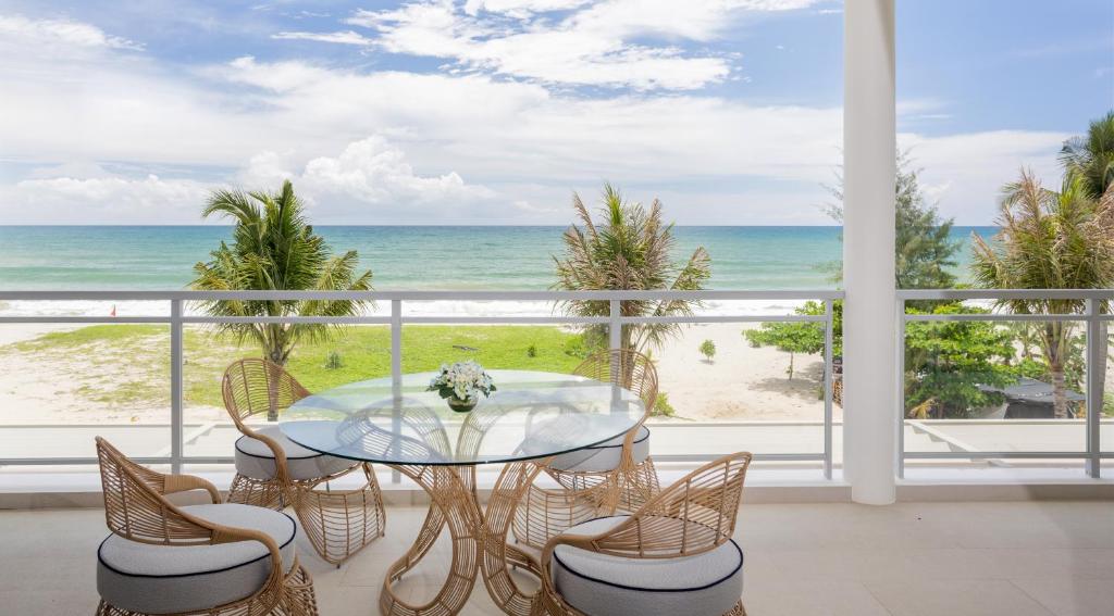 Two-Bedroom Pool Suite Beach View