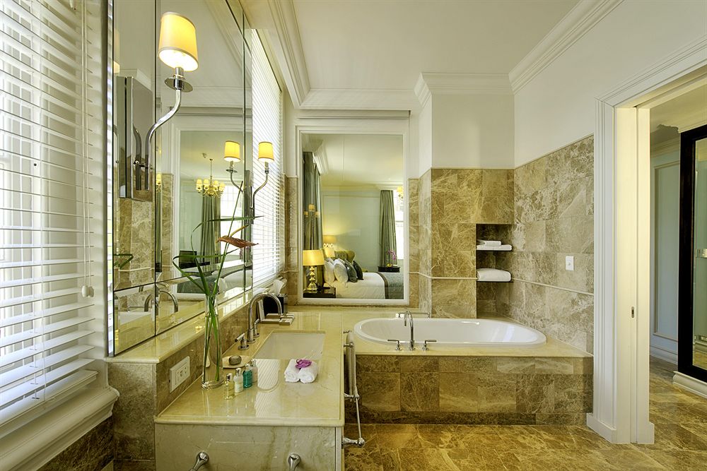 Luxury Suite/bathroom