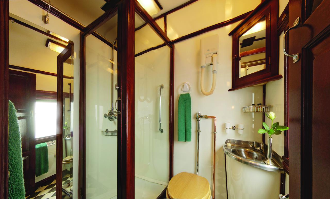 Deluxe Bathroom