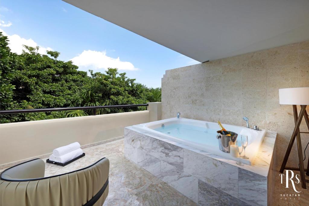 Junior Suite Jacuzzi Terrace Poolside