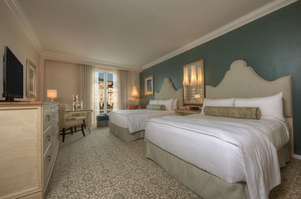 Villa Parlor Suite with connecting Deluxe King and Deluxe 2 Queen Room