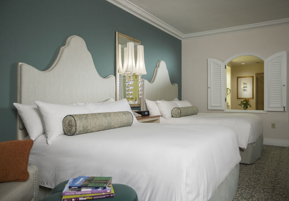 Deluxe 2 Queen Room