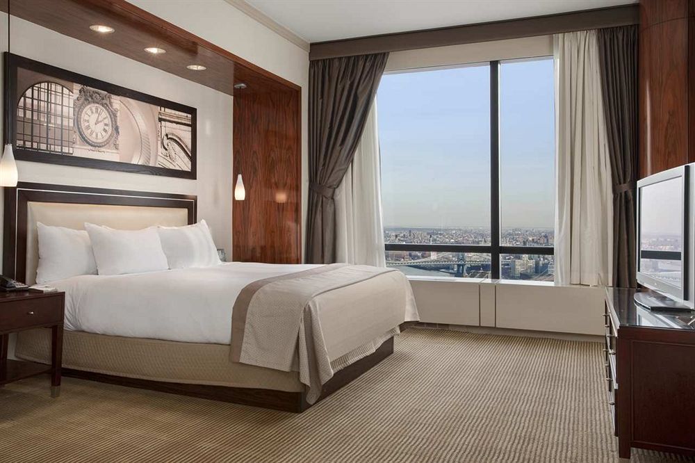 1 KING AND 1 QUEEN BED 2 BEDROOM SUITE