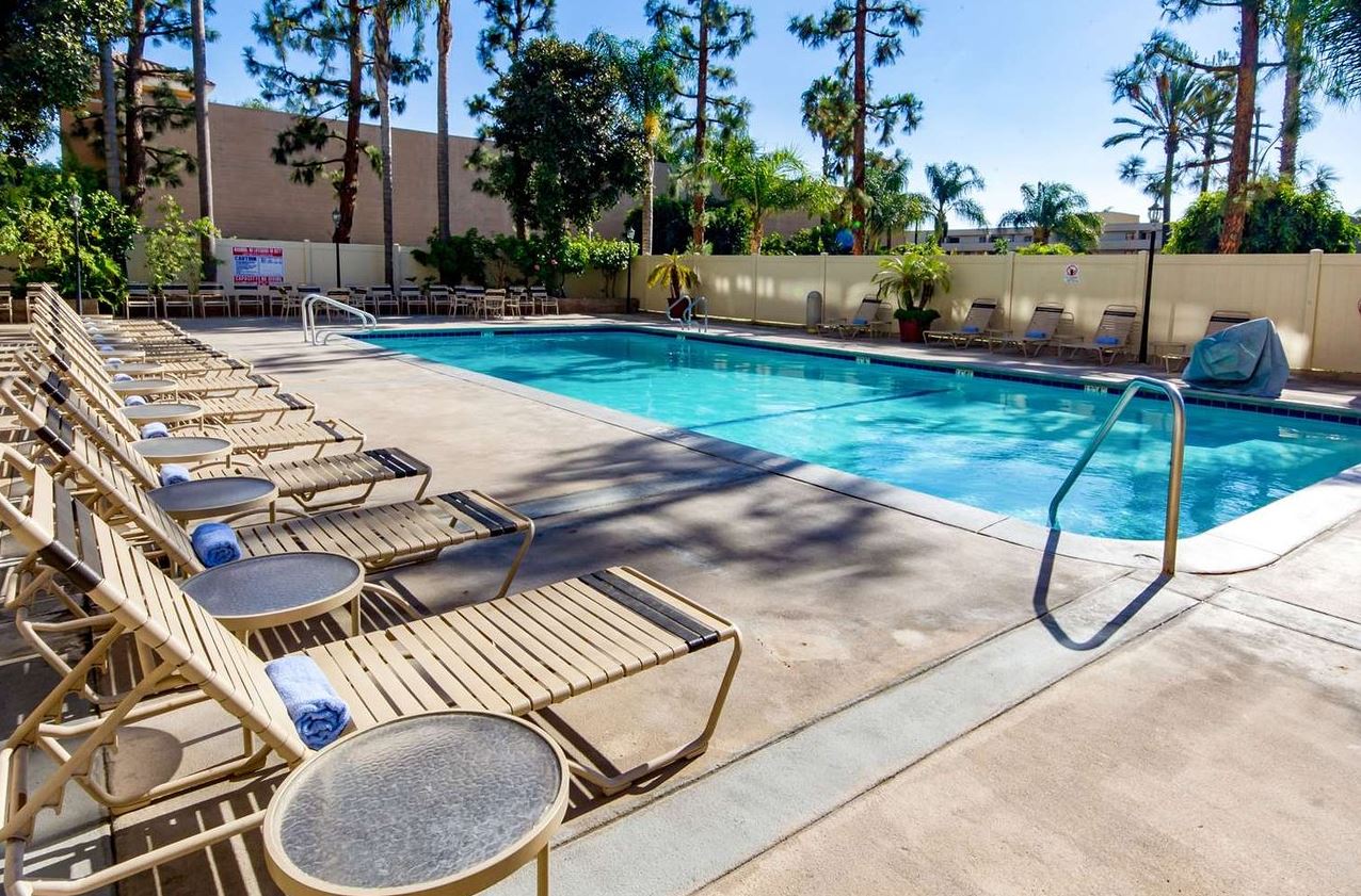 Clarion Hotel Anaheim Resort Pool Area