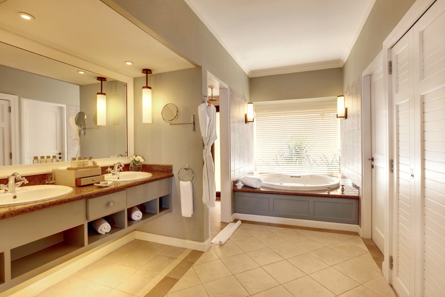 Beachfront Junior Suite Bathroom