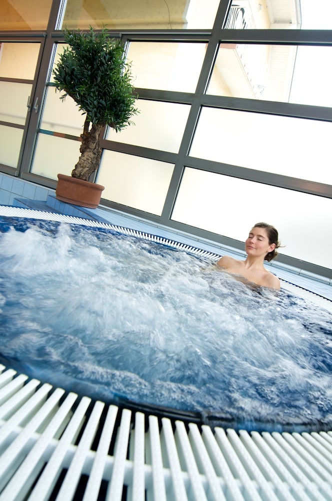 Indoor spa tub