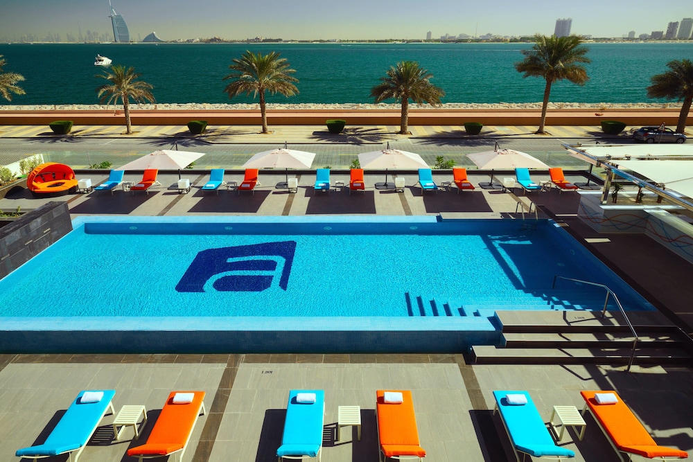 Poolside bar