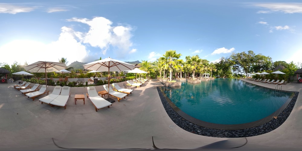 Swim-up bar
