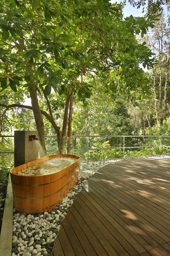 Deep soaking bathtub