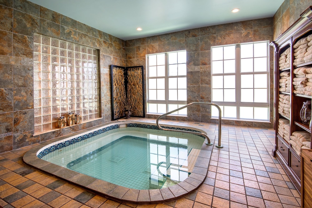 Indoor spa tub