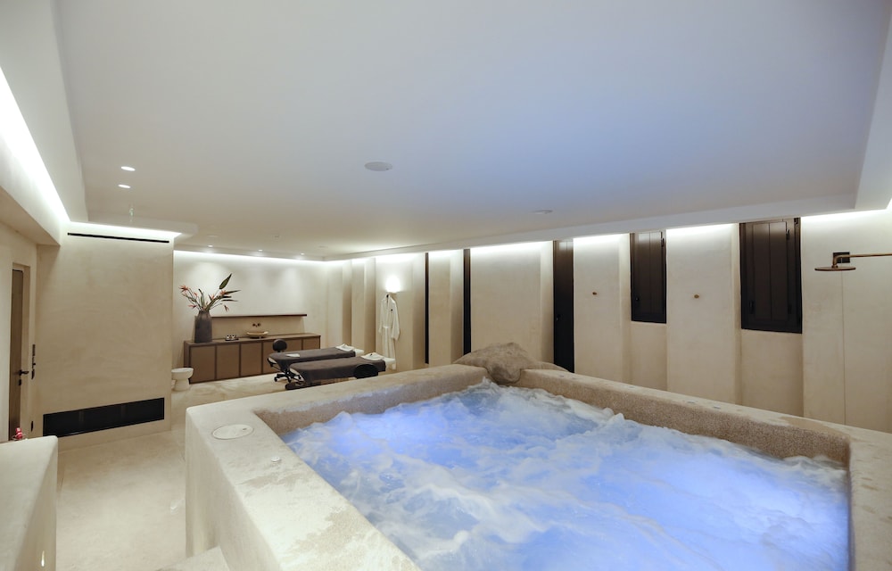 Indoor spa tub