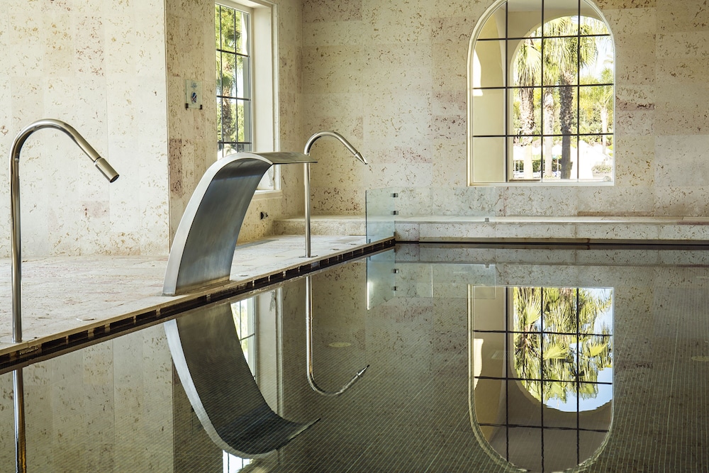 Indoor spa tub