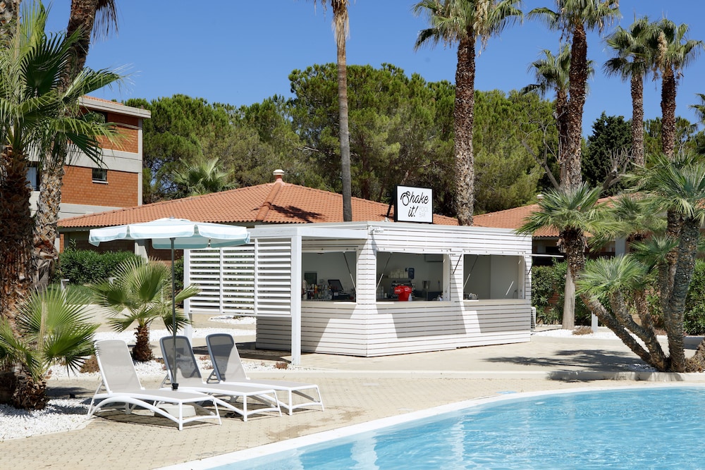 Poolside bar