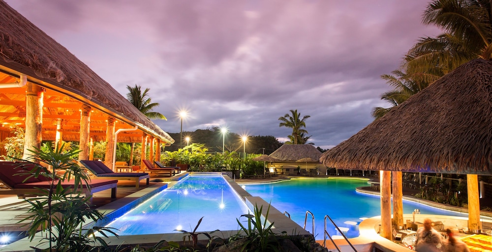 Poolside bar